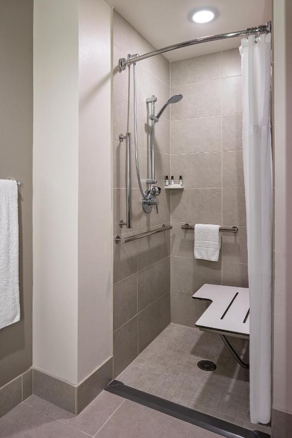 Queen Room Two Queen Beds Accessible Shower,1080959779:JPEG